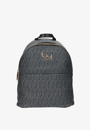 Zaino grigio con motivo, cerniera e logo dorati, manico nero sulla parte superiore e iniziali ripetute sul tessuto.