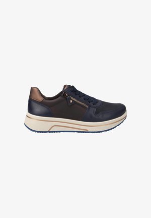 Sneaker in pelle blu navy con un pannello marrone scuro, dettaglio con zip e suola color crema. Presenta tessuto testurizzato e lacci tono su tono. Forma atletica standard.