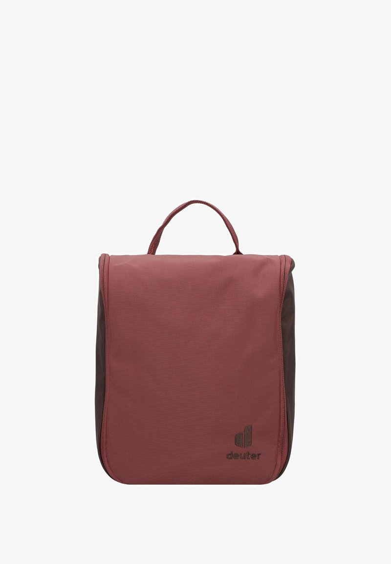 Bolsa de viaje en color marrón y burdeos con superficie texturizada, forma cuadrada, asa en la parte superior y un logo en la parte frontal. Diseño compacto para facilitar su transporte.