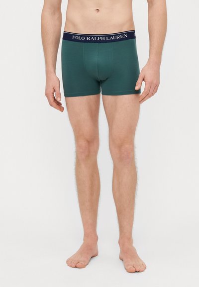 Zelené bavlnené boxerky s námornícky modrým elastickým pásom so značkou "POLO RALPH LAUREN", priliehavý strih, hladká textúra.