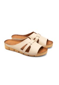 Jasno-beżowe klapki z skórzaną cholewką, otwartym palcem i dwiema wyciętymi paskami. Oferują teksturowaną, brązową korkową podeszwę i ściegi.