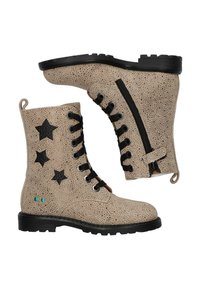 Beige enkellaarzen met een spikkeltextuur, zwarte sterren, ronde veters en een rits aan de zijkant. Dikke zwarte rubberen zool. Twee turquoise accenten.