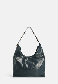 Hobo-tas van donkerdonkergroen leer met een zachte, gekreukte textuur. Voorzien van een enkele band met accenten van goudkleurig beslag.