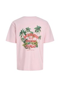 Rozā kokvilnas T-krekls ar palmām un retro automašīnu grafiku uz aizmugures. Teksts ietver "PERDIDO en el PARAISO" un "BIENVENIDOS A PUERTO RICO."