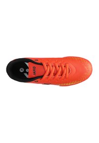 Scarpa sportiva arancione brillante con una tomaia in rete, interno nero e dettagli gialli sulla punta. Presenta lacci tradizionali e un colletto imbottito.