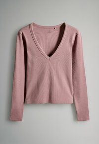 Dlhý rukáv v-neck top v jemnej ružovej rebrovanej látke, s priliehavým strihom a jednoduchým dizajnom, bez viditeľného hardvéru alebo akcentov.