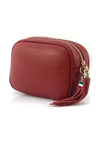 Rode leren cosmetica tas met een gestructureerde afwerking, rechthoekige vorm, gouden rits en een kwastje met een Italiaanse vlag charm.