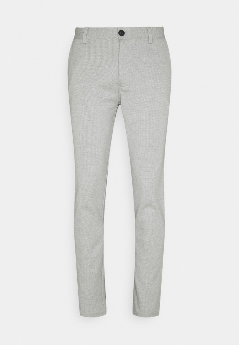 Pantalon slim gris clair avec passants de ceinture, bouton devant et fermeture éclair, présenté sur fond blanc.