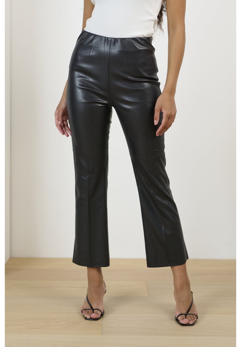 Svarta fusk-läderbyxor med slim fit, med hög elastisk midja och design av avskuren utsvängd ben. Slät textur, blank yta.