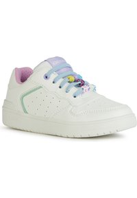 Zapatilla blanca de cuero con detalles perforados, cordones azul claro que presentan charms coloridos y un acento verde menta en el lateral.