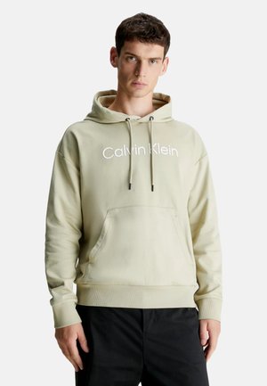 Sudadera con capucha en verde claro, con bolsillo frontal, puños acanalados y cordones con terminales negros. Logo impreso en el pecho.