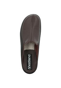 Scarpa slip-on marrone con tomaia in pelle testurizzata, interno imbottito e suola in gomma. Presenta una palette di colori scura e un branding sottile.