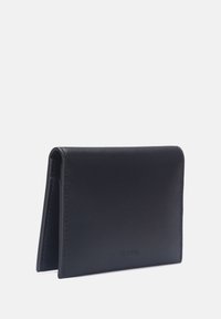 Portefeuille en cuir bleu marine foncé, au design fin avec une texture lisse. Présente des bords cousus et un logo de marque discret embossé à l'avant.