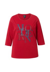 Rode katoenen t-shirt met driekwartmouwen en ronde halslijn. Voorzien van de tekst "MODERN" in marineblauw met printaccenten. Zachte textuur en een casual pasvorm.