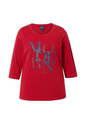 Rotes Baumwoll-T-Shirt mit Dreiviertelärmeln und rundem Ausschnitt. Mit dem Text "MODERN" in Marineblau und Druckakzenten. Weicher Stoff und lässige Passform.