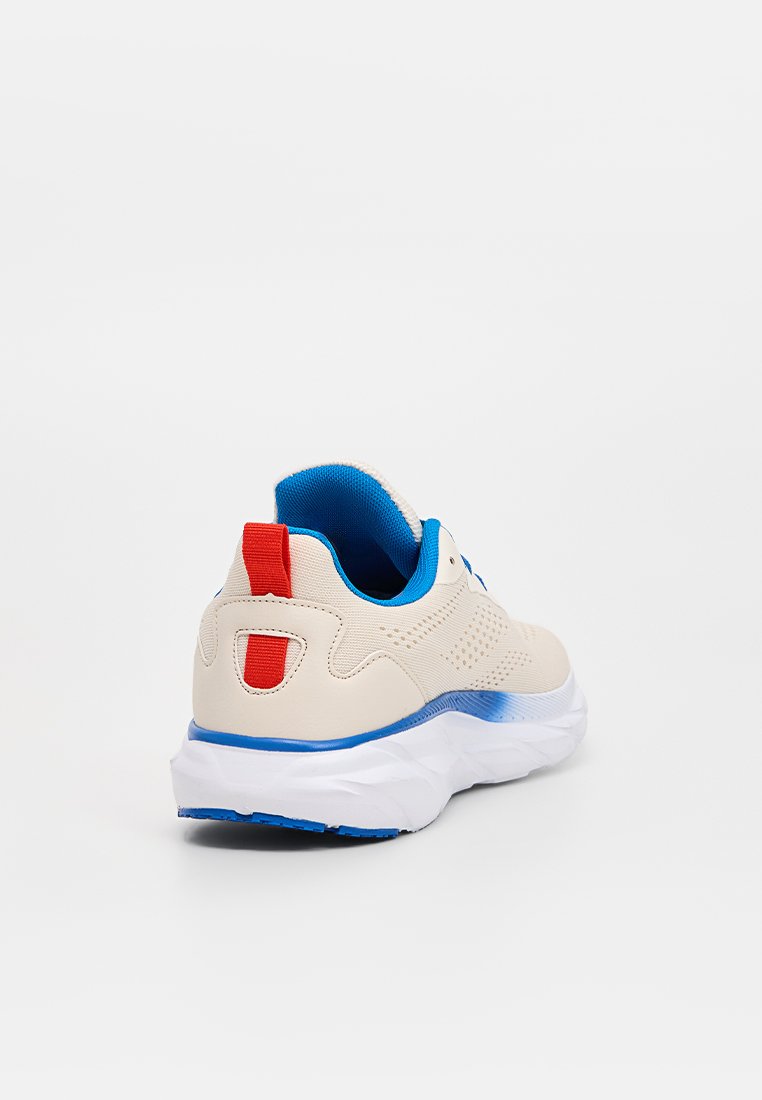 Beige Sportschuh mit blauen Akzenten, strukturiertem Obermaterial, rotem Fersenlasche und weißer gepolsterter Sohle. Leichtes und flexibles Design.