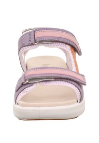 Fialové sandály s více řemínky a suchým zipem, polstrovanou stélkou a texturovanou gumovou podešví. Obsahují živé růžové a oranžové akcenty.