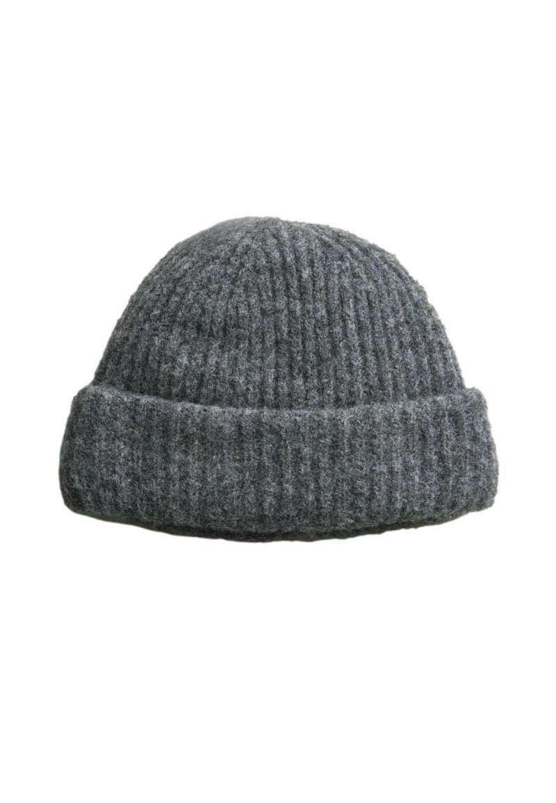 Berretto lavorato a maglia grigio in lana, con una texture a coste e un design con risvolto. Finitura liscia con una leggera lucentezza.