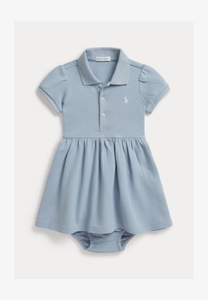 Vaaleansininen, lyhythihainen vauvan mekko, jossa on kaulus, kolmen napin kiinnitys, kerätty hame ja kiinnitetyt potkarit, sekä pieni valkoinen logo rinnassa.