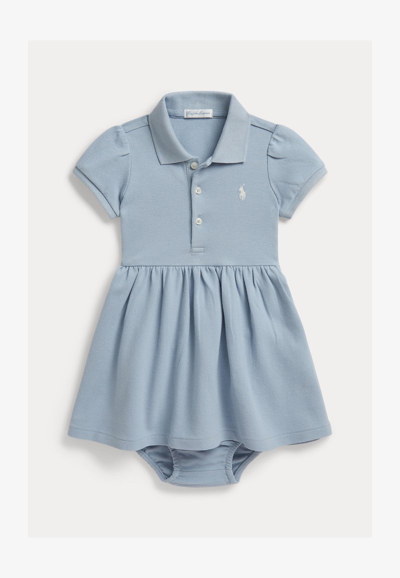 Φωτεινό γαλάζιο βρεφικό φόρεμα με κοντά μανίκια και γιακά, με 3 κουμπιά στο πλάι, φούστα με πιέτες και ενσωματωμένα βρακάκια, με μικρό λευκό λογότυπο στο στήθος.