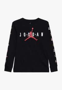 Schwarzes langärmliges T-Shirt aus Baumwolle mit einem großen roten "JORDAN"-Logo und Silhouette sowie grafischen Akzenten an den Ärmeln.