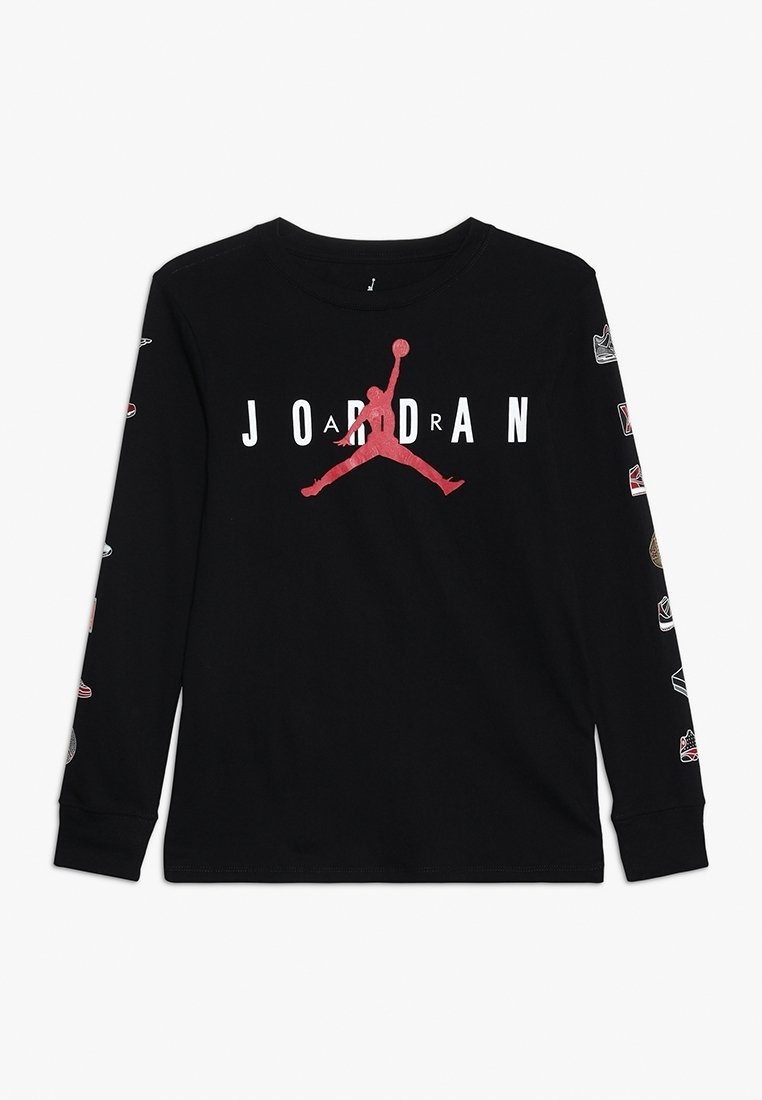 Schwarzes langärmliges T-Shirt aus Baumwolle mit einem großen roten "JORDAN"-Logo und Silhouette sowie grafischen Akzenten an den Ärmeln.