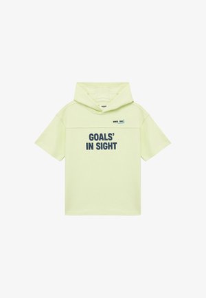 Lichtgroene hoodie met korte mouwen, voorzien van de tekst "DOELEN IN ZICHT" in donkerblauw, en een klein label met de tekst "SINCE 1982."