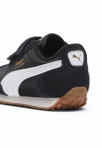 Puma Easy Rider Sneaker mit schwarzem Textil-Obermaterial, weißen Wildleder-Akzenten und Gummisohle. Verfügt über einen Klettverschluss und ein goldenes Logo-Detail.