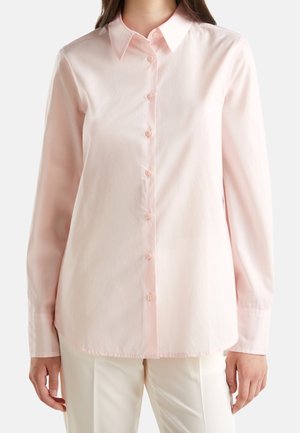Camicia button-up rosa chiaro con maniche lunghe, colletto classico e orlo tondo. Tessuto liscio, con bottoni abbinati lungo la parte anteriore.