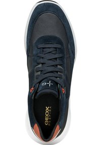 Baskets bleu foncé avec une tige en daim, accents en cuir noir contrastants, bout rond, lacets plats, détail de logo et une semelle en caoutchouc blanche.