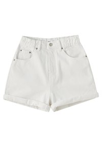 Short en jean blanc avec ourlets roulés, bouton devant, passants de ceinture et deux poches avant avec rivets métalliques.