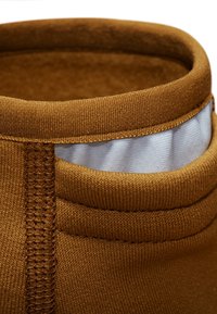 Contenitore in tessuto marrone con una fodera interna liscia. Presenta una superficie texturizzata e un bordo azzurro chiaro in contrasto. Dettagli del bordo cucito visibili.