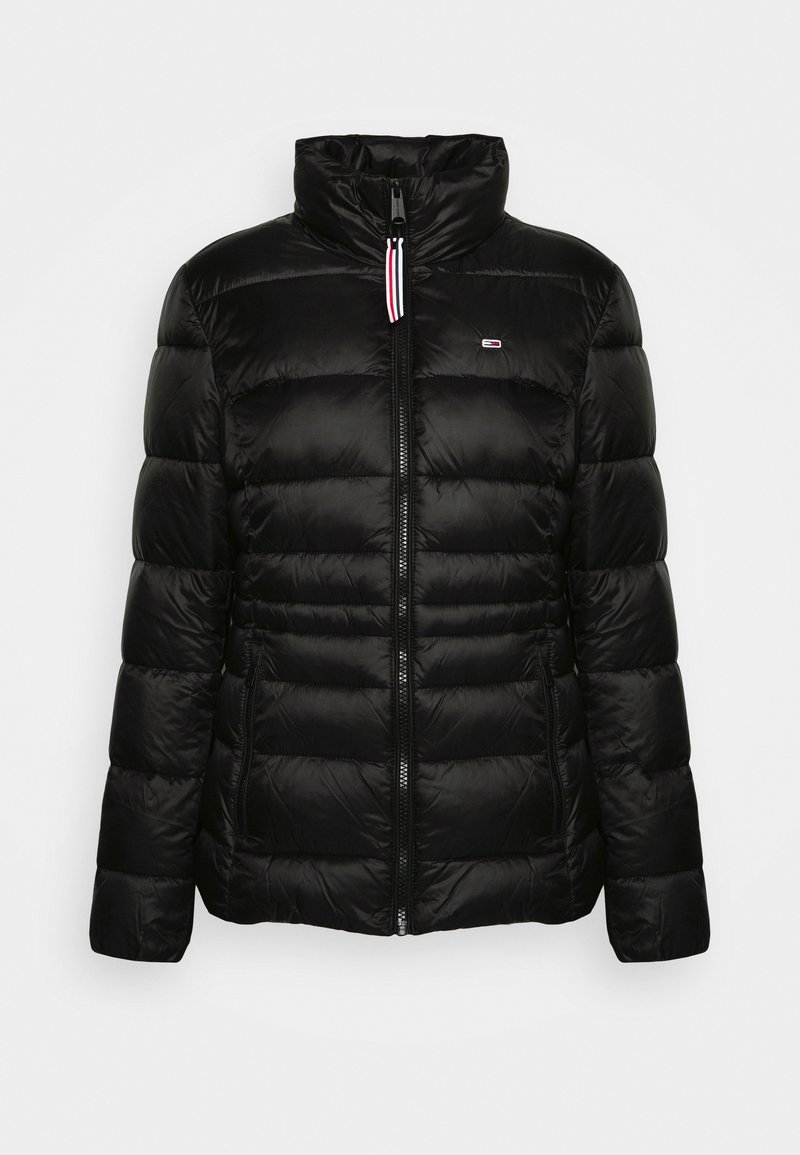 Schwarze Pufferjacke mit hohem Kragen, gestepptem Design, durchgehendem Reißverschluss und kleinem Logo auf der Brust. Aus glänzendem, glattem Material gefertigt.
