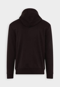 Felpa nera con cappuccio, maniche lunghe, texture liscia, polsini e orlo ribattuti, e un design semplice senza logo o motivi visibili.