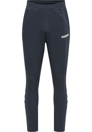 Marineblå bukser lavet af blødt stof, med en elastisk talje og et diskret hvidt logo på fronten. Slim fit med tapered ben.