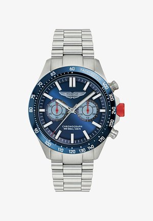 Zegarek chronograf z bransoletą ze stali nierdzewnej, niebieską tarczą, białymi znacznikami godzin, dwoma sub-tarczami i czerwoną akcentacją na przycisku.