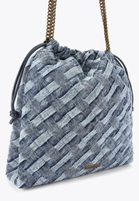 Tkaná deniminová kabelka v odstínech modré s uzavíráním na šňůrku. Obsahuje ramenní popruh ve tvaru řet�ězu a malý kovový logový akcent.