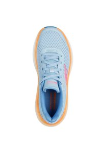 Lichtblauwe sportschoen met bovenwerk van mesh, oranje accenten op de zool en een roze logo. Voorzien van vetersluiting en een gevoerde binnenzool.