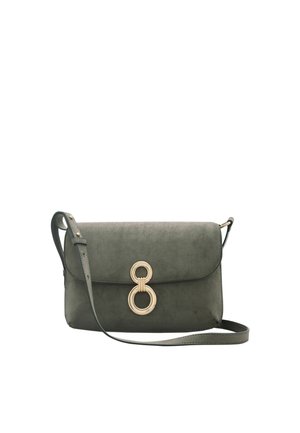 Bolso bandolera verde con cierre de solapa y un broche decorativo de doble aro dorado en la parte delantera.