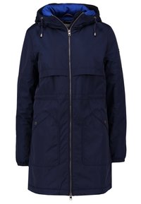Chaqueta impermeable azul marino con capucha, que cuenta con cierre de cremallera, dos bolsillos frontales y un forro interior de color azul contrastante.