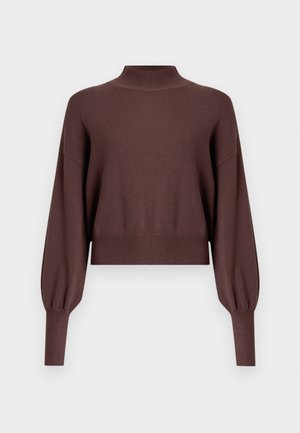 Suéter de punto corto de color marrón con cuello alto, hombros caídos y mangas largas ligeramente abullonadas. Textura lisa y dobladillo acanalado.