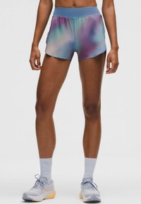 Färgglada, tie-dye löpshorts med en bred midjeband och en lös passform. Materialet är lättviktigt med en slät textur.