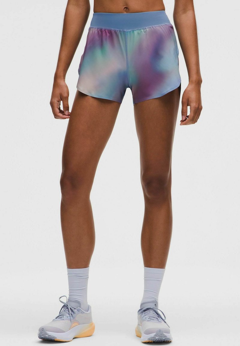 Färgglada, tie-dye löpshorts med en bred midjeband och en lös passform. Materialet är lättviktigt med en slät textur.