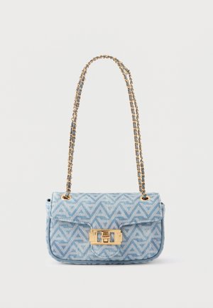 Sac d'épaule à motif bleu clair avec une bandoulière en chaîne dorée et une fermeture rectangulaire en or sur le rabat avant.