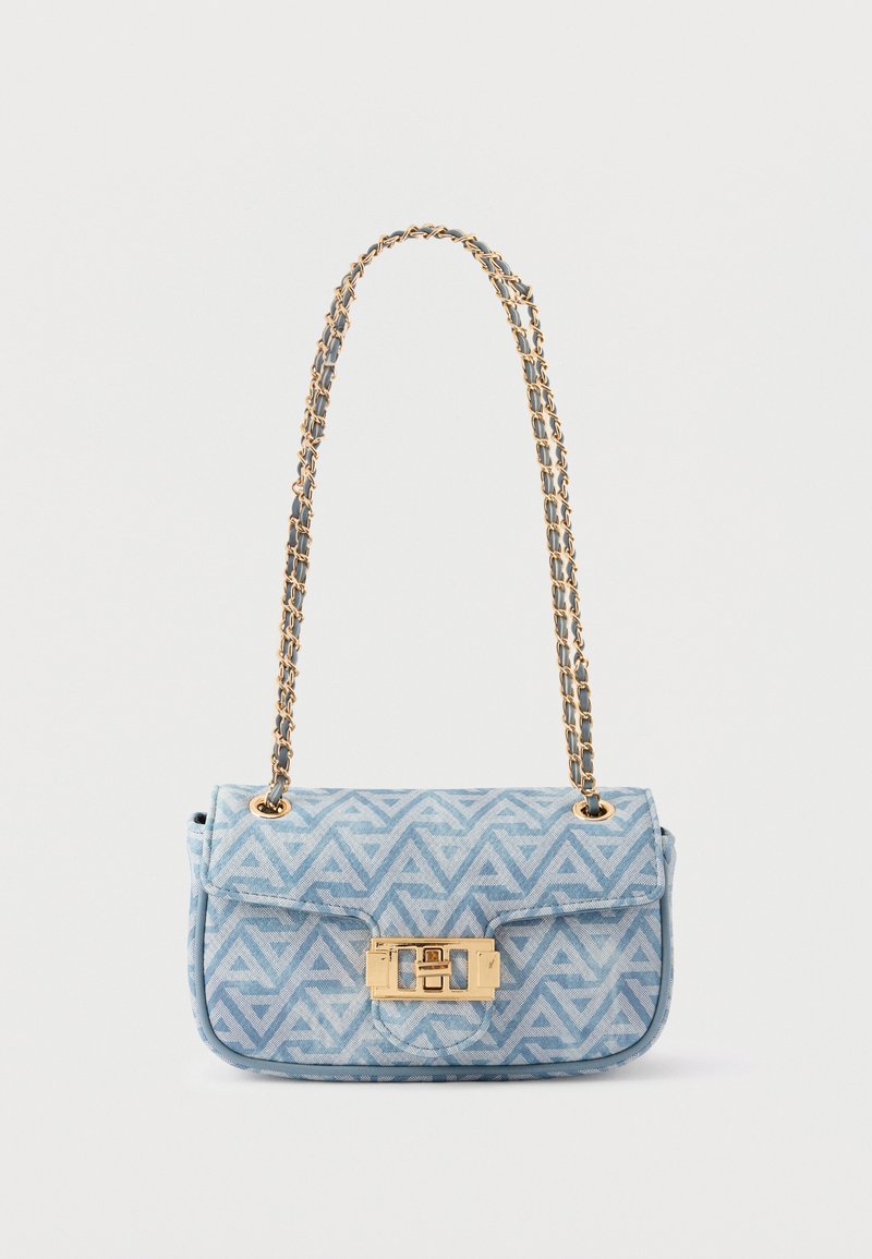 Sac d'épaule à motif bleu clair avec une bandoulière en chaîne dorée et une fermeture rectangulaire en or sur le rabat avant.