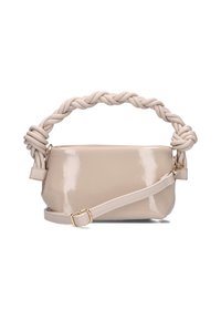 Beige gepatenteerde handtas met een gevlochten handvat, platte vorm, afneembare schouderriem en een glanzende afwerking. Accenten van goudkleurig hardware.