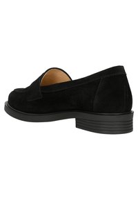 Černá semišová nazouvací bota s kulatou špičkou a malým, vrstveným podpatkem. Obsahuje výřezový design a hladké vnitřní podšívku.