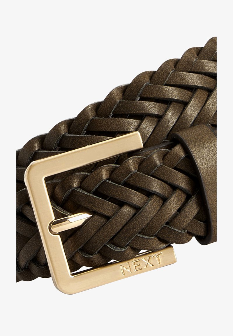 Cintura intrecciata in pelle marrone con fibbia quadrata in tonalità oro. La superficie è liscia con una leggera lucentezza e un'impronta del marchio sulla fibbia.