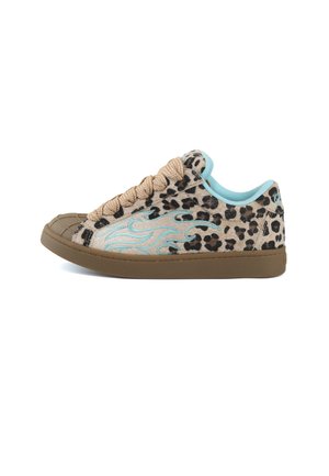 Sneaker mit Leopardenmuster, beigen dicken Schnürsenkeln, blauem Flammendesign, brauner Sohle und hellblauem Innenfutter, seitlich auf weißem Hintergrund gezeigt.