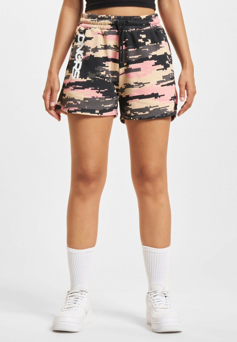 Mehrfarbige Shorts im digitalen Camouflage-Muster mit Pink, Beige und Schwarz. Weicher Stoff, elastischer Bund mit Kordelzug und Logo-Detail.
